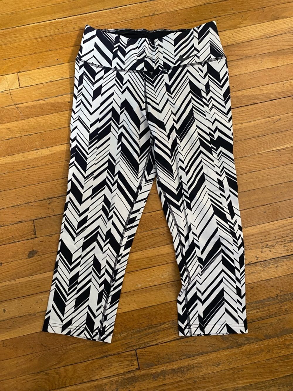 Nike cropped Black & White Chevron Capri Leggings